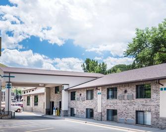 Super 8 by Wyndham Deadwood - Deadwood - Building