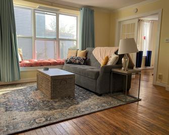 Sunny, fresh, well-appointed, whimsical, cottage-style across from Copeyon Park! - 러딩턴 - 거실