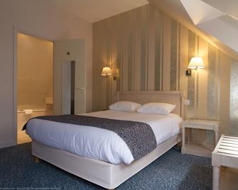 Logis Hotel Du Chateau - Combourg - Schlafzimmer