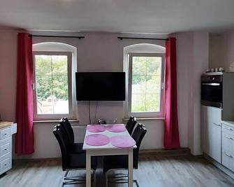 Attractive apartment in Bergk with garden - Schleiz - Essbereich