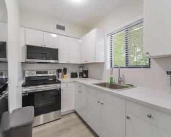 Amazing Experience in Calle Ocho - Miami - Kitchen