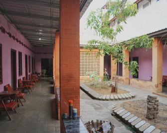 OYO Life 1972 Aman Family Inn Syariah - Ponorogo - Patio