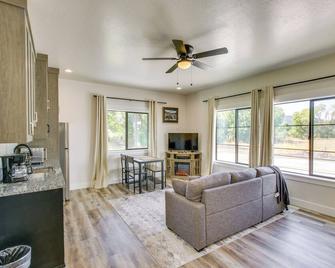 Cub River Canyon Suite with Shared Backyard! - Preston - Living room