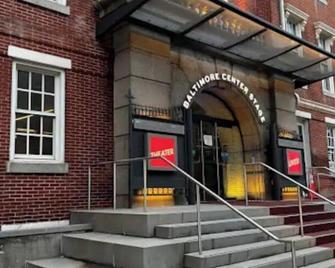 Comfy 1 Bedroom Condo- Peaceful area w/Parking Pad - Baltimore - Edificio