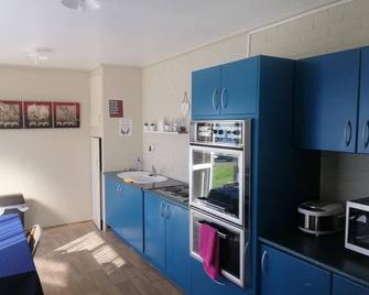 Cosy stand alone one bedroom self contained unit. It has all your basic needs - Matakohe - Cocina