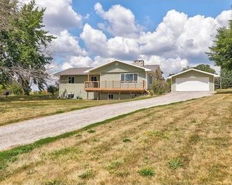 3-bedroom house in welcoming Pella close to lake & on the bike trail - Pella - Gebouw