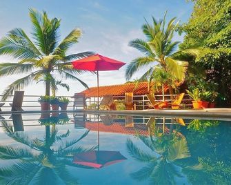 Unforgettable Beach Cliff Home With Panoramic Ocean Views - El Sunzal - Pool