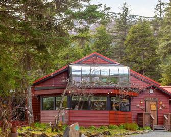 Condo features convenient location near skiing, hiking, biking, & natural beauty - Girdwood - Building