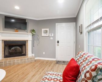 3 bedroom 2 full bath in Atlanta - Morrow - Living room