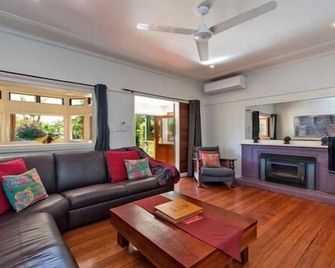 Byron Bay | Pet-Friendly | Walk to Beach & Town | Sleeps 6 - Byron Bay - Wohnzimmer