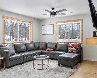 Oasis on 10 Acres, firepits, 15 mins to Harbor Springs, Petoskey, sleeps 14 - Alanson - Sala de estar