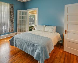 Quaint Anderson Home with Sunroom, Walk To Downtown! - Anderson - Bedroom