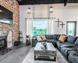 Massey Rock Farm - Longview - Living room