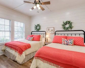 1930's Bungalow steps away from Laurel's Historic District! - Laurel - Schlafzimmer