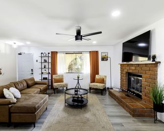 Sky Harbor House - Centrally Located withHot Tub home - Yucca Valley - Huiskamer