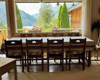 Chalet du chat - sleeps 10, fireplace, jacuzzi, pool, parking - Séez - Comedor