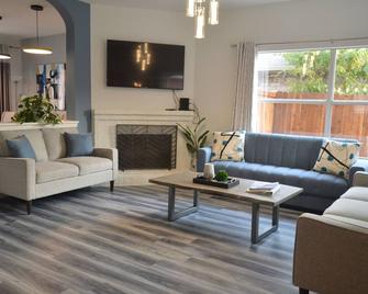 Near DFW airport &Gaylord-stylish house sleeps 10-14 New playset ,Game room &BBQ - Flower Mound - Living room