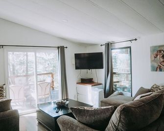 Murphy Bay Lake View Retreat, Private Deck Oasis, Pet-Friendly - Sandpoint - Living room