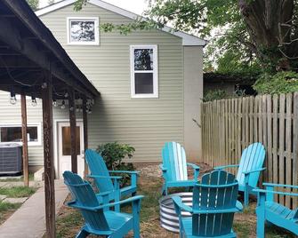 Charming Private Bungalow with EV Charger Near Downtown Louisville - Louisville - Patio