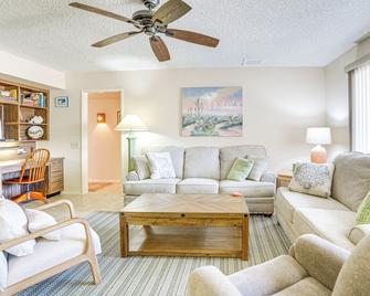 Walk to Golf Course: 55-plus Home in Sun City West - Sun City West - Sala de estar