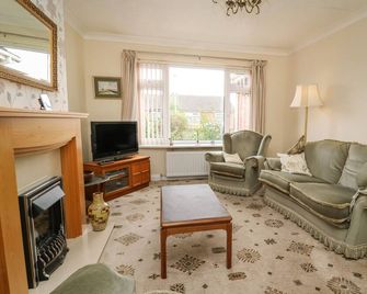 The Corner Bungalow - Driffield - Living room