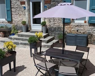 Gîte Albaret - 4 Pers- St Georges de Lévéjac - Le Massegros - Patio