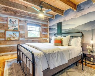 Hot Tub, Fire Pit & Creek Access: Whittier Cabin! - Cherokee