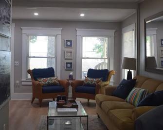Updated Historic Cape overlooking the famous Winnisquam Sandbar - Belmont - Living room