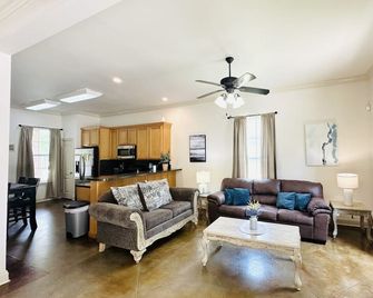 Quiet Country Oasis with New Orleans Flair - Spacious Charming Retreat - Hammond