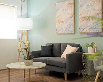 Cozy 2-Bedroom Retreat with Parking in Cabramatta - Cabramatta - Living room