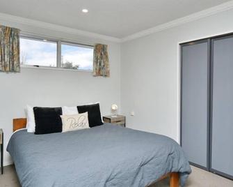 Spacious Family Space -Close to City & Beach - Christchurch - Bedroom