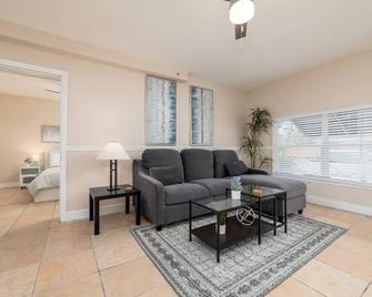 The Residences at Lake Ridge Apt 2 - فورت لاودردال - غرفة معيشة