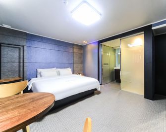 Geoje Jangseungpo Yangpa - Geoje - Schlafzimmer