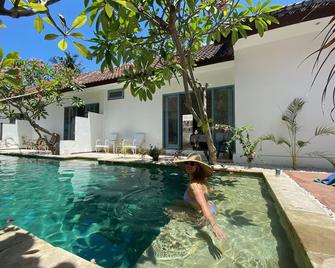 كوبواتو بوتيك آكوموديشن - Gili Trawangan - حوض السباحة