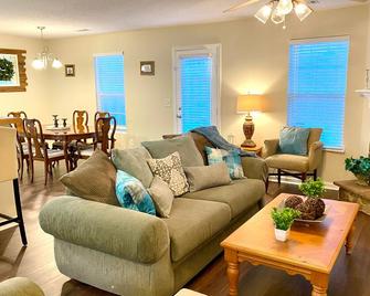 Spacious & comfy home in ultra-convenient location 2025 Traveller Award Winner - Winder - Sala de estar