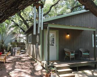 Best Central Location/Private Urban Oasis/ Travis Heights Near Soco & Downtown - أوستن - شرفة مرصوفة