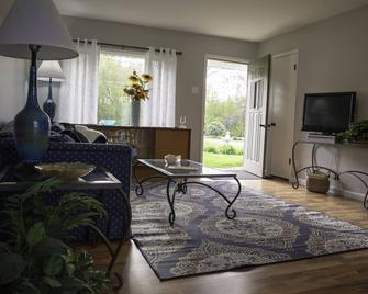 Waterfront house to enjoy with screen room - Antioch - Living room