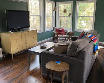 1 mile to Disney. 5 minutes to Grand Lake. Totally remodeled! - Eucha - Living room