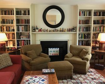 'Pop Castle' Historic Gem on the Rappahannock River - White Stone - Lounge