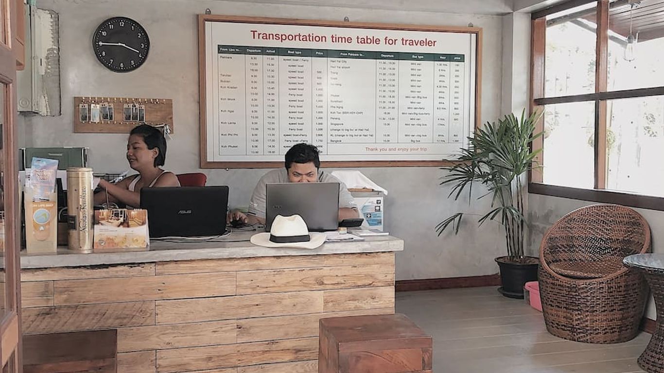 The Reef Hotel & Studios