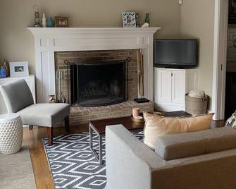 5 Bdrm, 4.5 Bath, Heated Pool, Bike to best Beach & 5 min walk to Wainscott Cntr - Wainscott - Sala de estar
