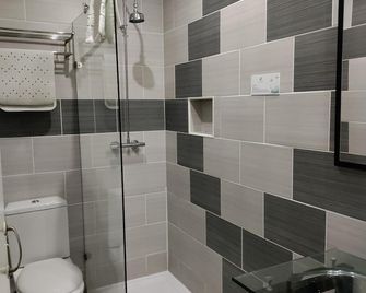 Torbay Court Hotel - פיינטון - חדר רחצה