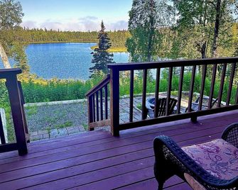Beautiful Alaskan Cabin with Mountain & Lake View a Perfect Couples Getaway. - Soldotna - Balcone
