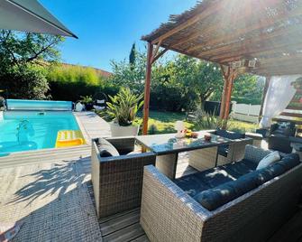 Maison Chaleureuse Avec Piscine Proche de Bordeaux - Saint-Loubès - Piscine