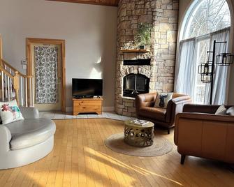 Chalet | Trailhead Lake House - Calabogie - Living room
