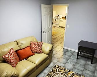 Cozy & Quiet cottage minutes from downtown Louisville - Sellersburg - Living room