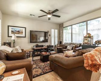 Gilbert King Suite - Gilbert - Living room
