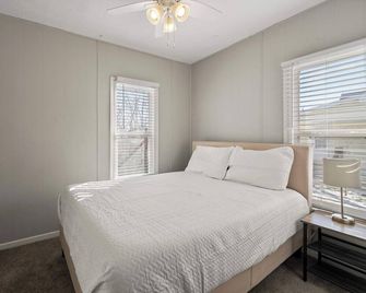 The Cozy Bellows Retreat for 4 - Columbus - Bedroom
