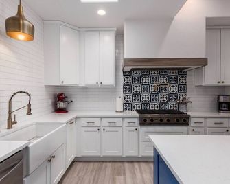 Luxury Foothills Oasis with Mountain Views - Tucson - Kitchen