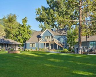 Prime Location! Inviting Haven w/Outdoor sports & Pool near Mountain Adventures! - Midway - Building